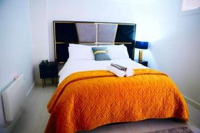 Perfect 1 Bed Apartment Sleeps 5 1 Kingsize bed 1 double Sofabed One Single Mattress Free Parking Wifi good transport network shopping Holiday Makers Families Contractors in North London
